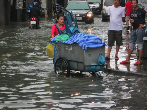タイの雨季は終わりごろが大変！冠水だらけのバンコク