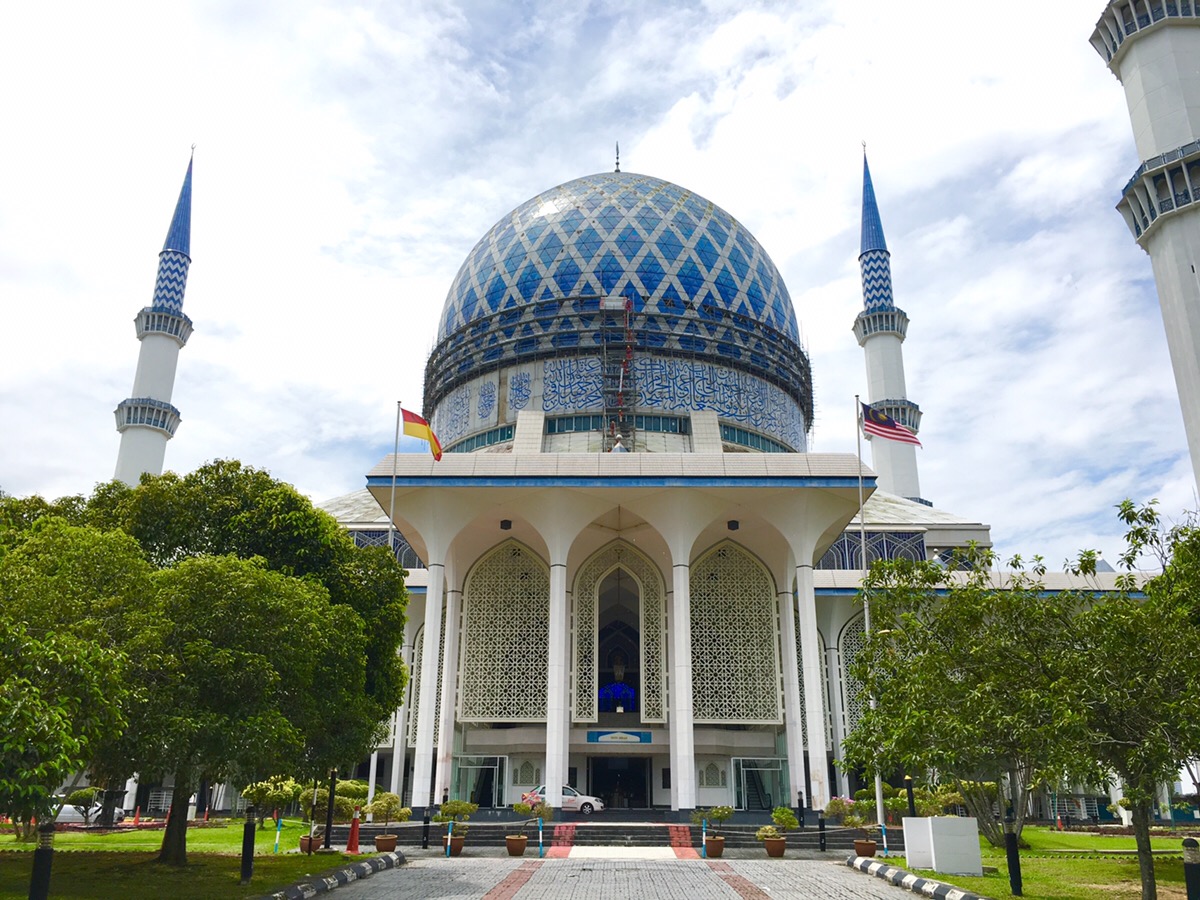 マレーシア旅行で絶対行くべき！　“人に優しい” ブルーモスク