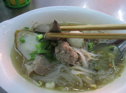 バンコクに来たら食べてほしい！王室も認めたタイラーメン店「ルンルアン」