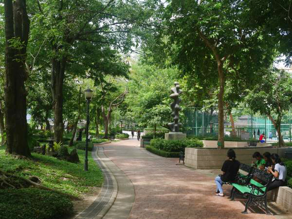 都心バンコクのど真ん中、潤い与えるベンジャシリ公園