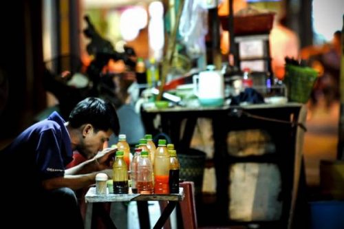 ベトナムの出稼ぎ労働者の心を満たす麺屋台