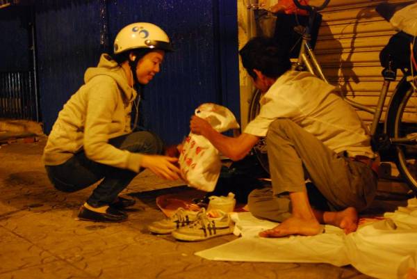 【ボランティア】深夜にホームレスの人々を訪ねるベトナム人学生たち