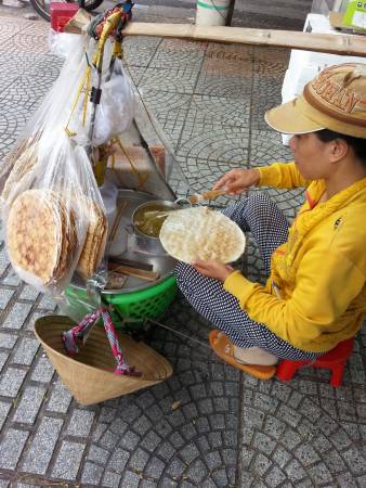 【Tuyếtグルメレポ】ローカルお菓子を買ってみた！