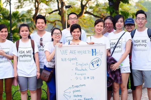 ハノイの観光地に謎の集団！？「Ask Me Anything」とは