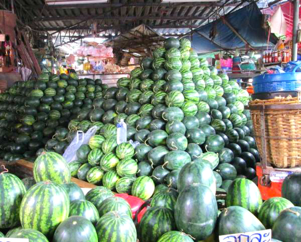 バンコク庶民の台所！ローカル色満点の「クロントゥーイ市場」