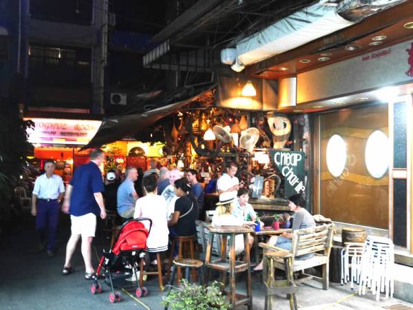 バンコクの「スクンビットソイ11」はレストラン・バーが密集したナイトスポット！