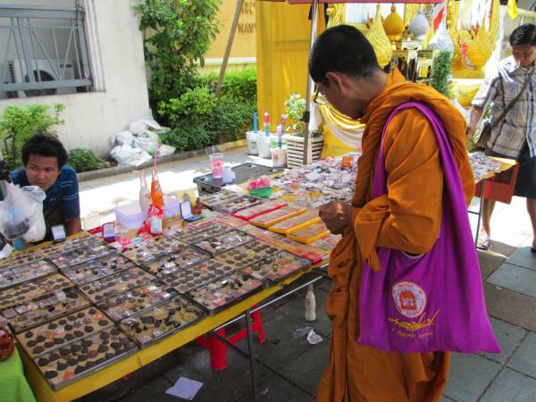 タイ王宮寺院を見学したら「マハーラット通り」で露店物色を楽しもう！