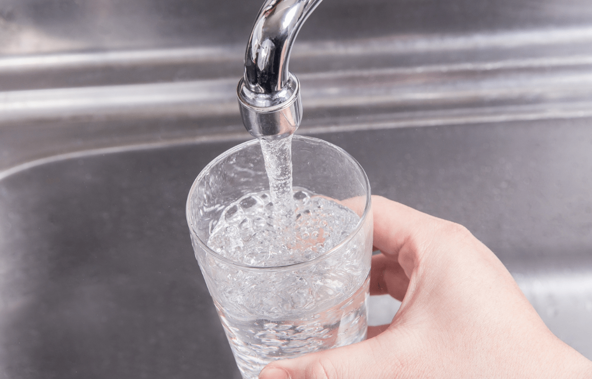 水道水を注ぐ様子