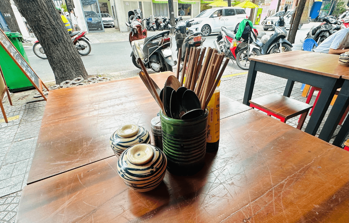 外気にさらされた食器類