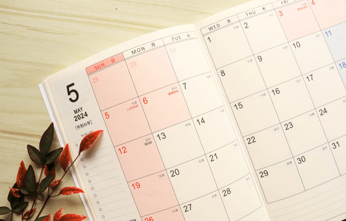 手帳を広げる様子