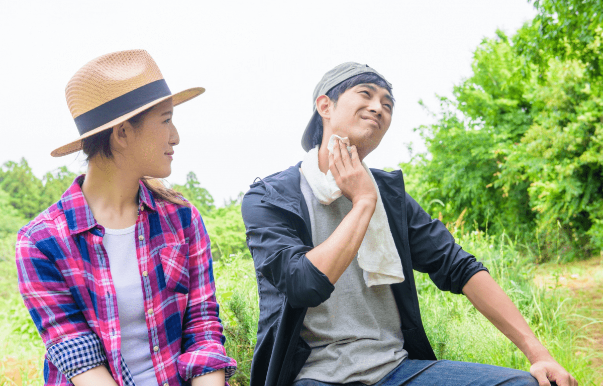 汗をかく男性と女性