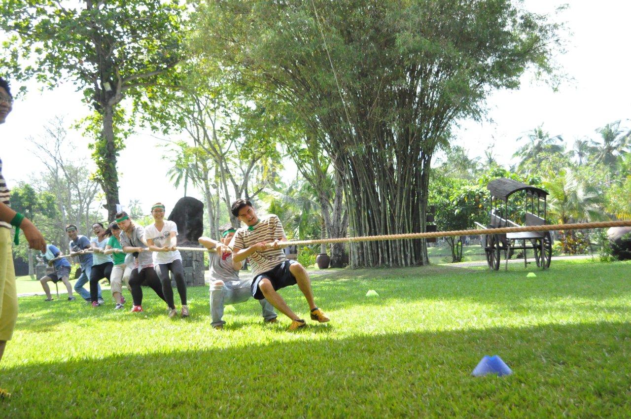 最初の種目は綱引き