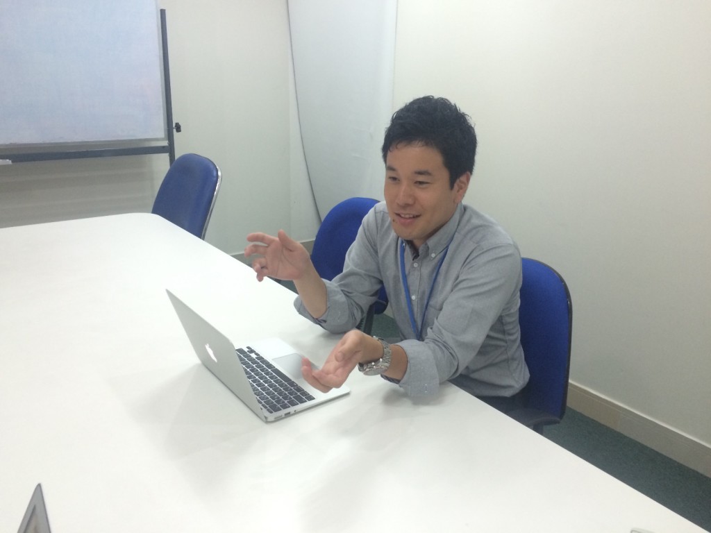 インタビュー中の松島さん