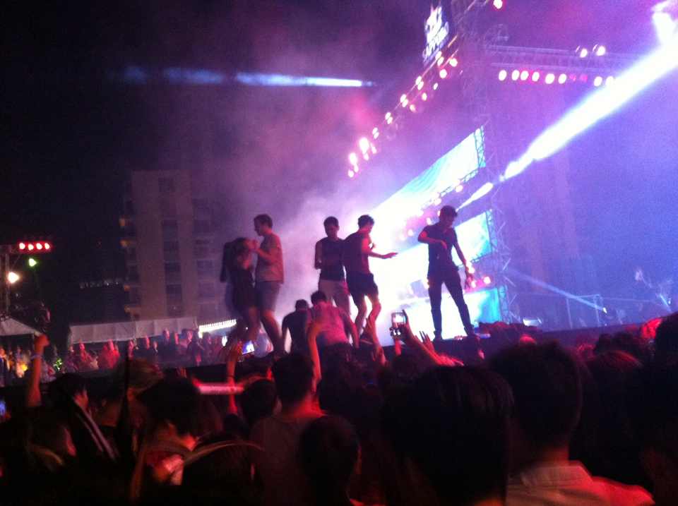 ステージで踊り始めちゃうお客さんも