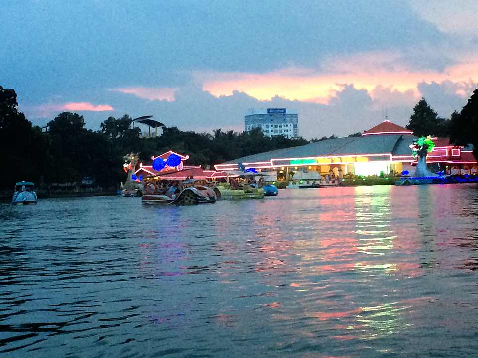 綺麗な夕日とカモメボート