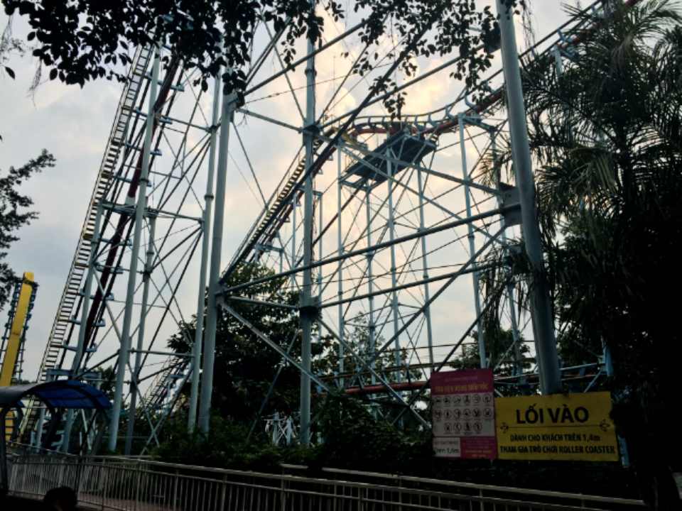 定番の絶叫マシン「ジェットコースター」