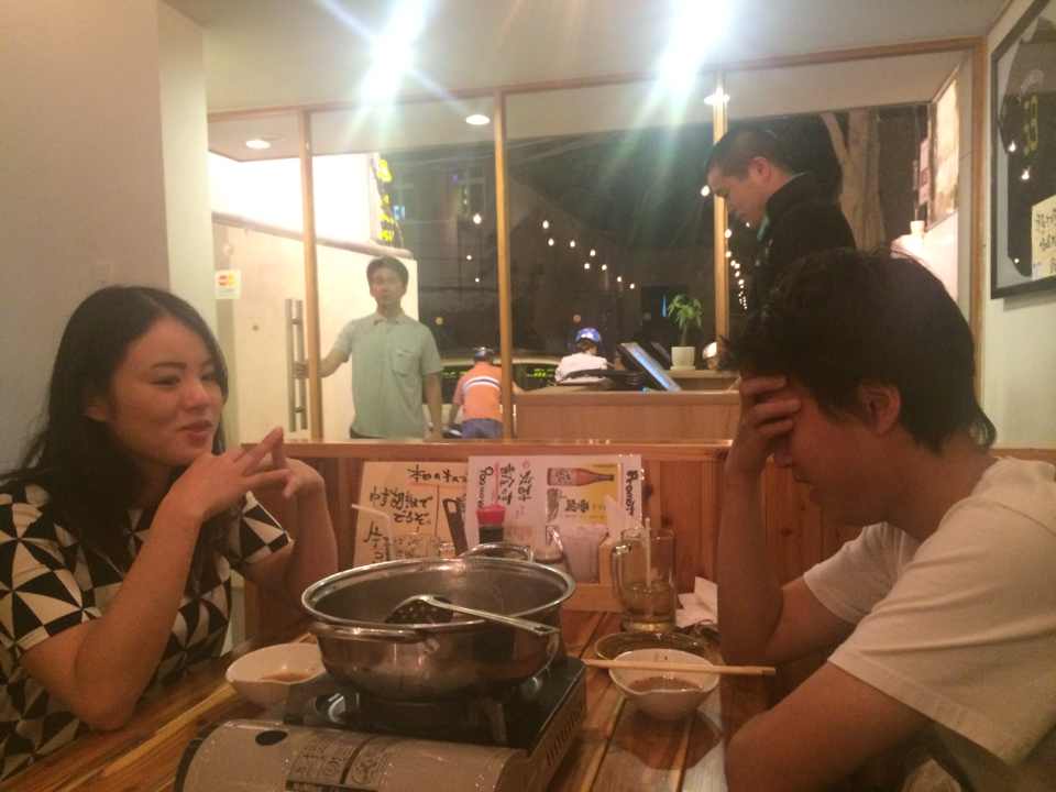 頭を抱えるメンバー