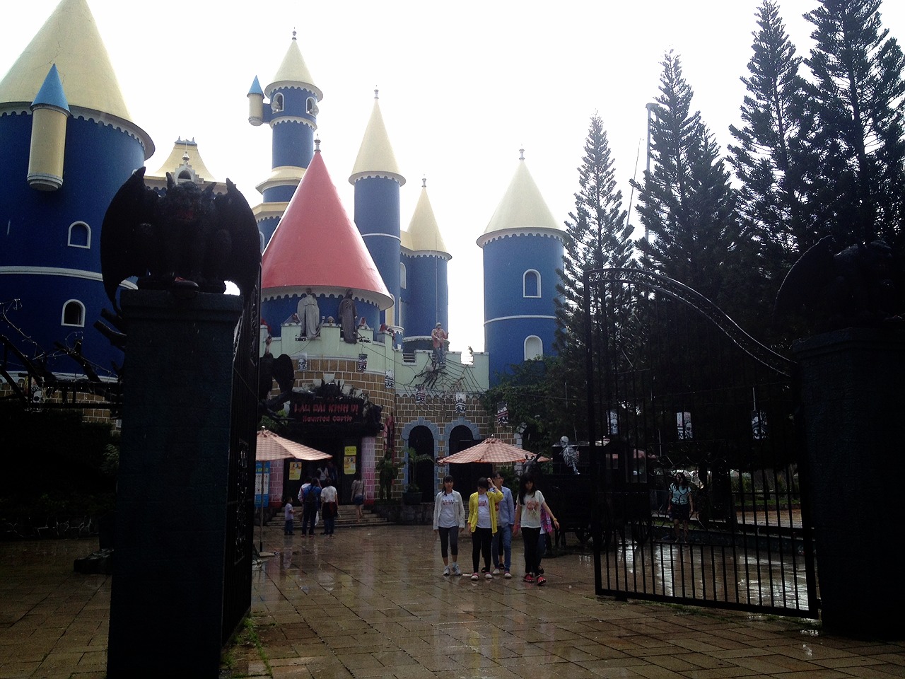 遊園地内のお化け屋敷