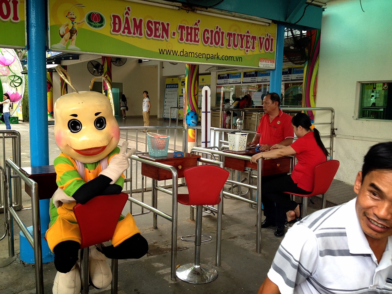 入り口で出迎えるマスコットキャラクター