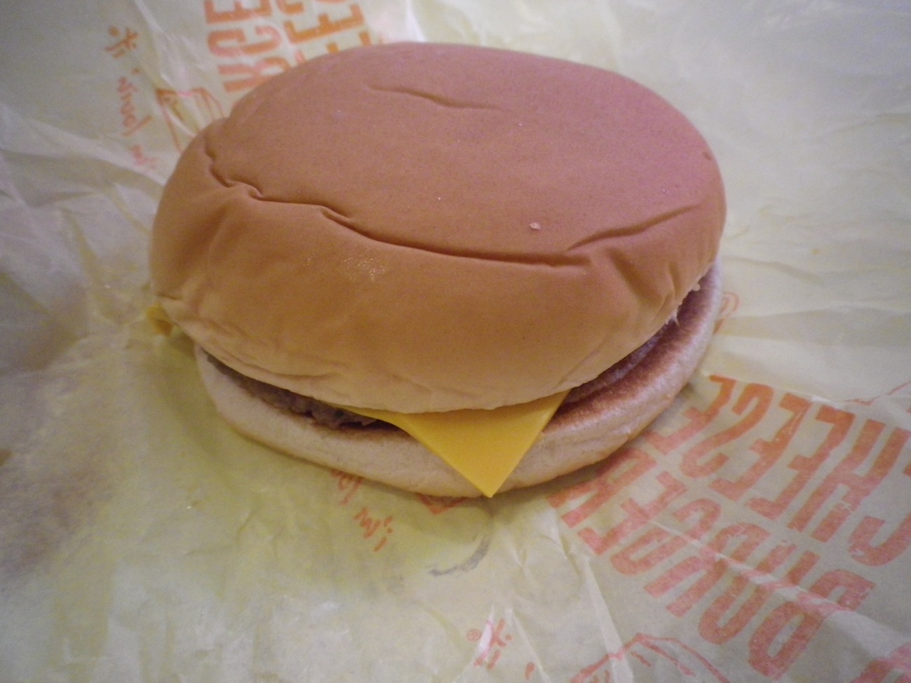 マクドナルドのチーズバーガー