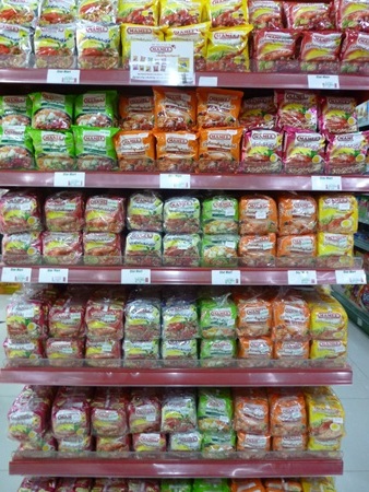 棚に陳列された即席メン