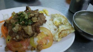 ベトナムのローカルフード（米、肉、目玉焼き、トマト）