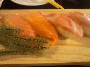 お寿司（サーモン、海ブドウ等）