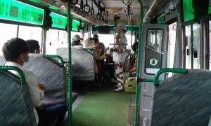 ローカルバス車内の販売員