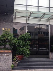 IIGオフィスが入ったビルの入り口