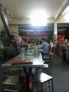 ベトナムのローカル飲食店の店内