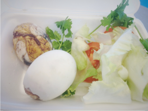 ホビロン（孵化する前のヒナが中に入っている卵）