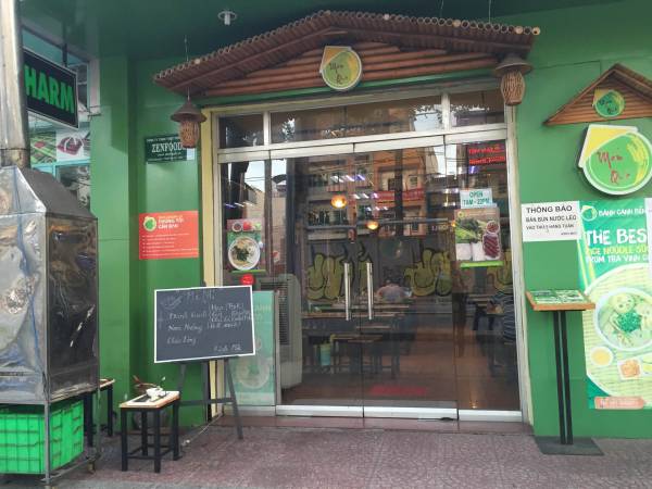 ベトナムのローカル飲食店の入り口写真①