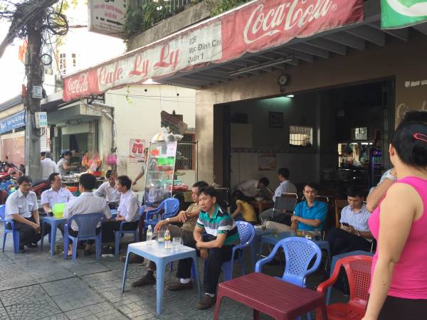 ベトナムのローカル飲食店の入り口写真②