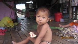 果物を口にする子供