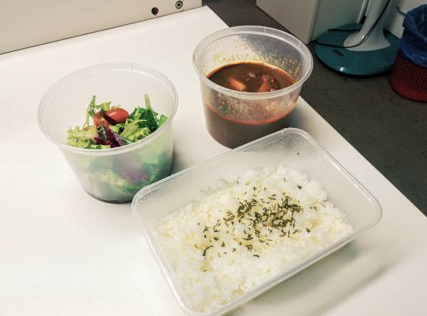 デリバリーしたカレーランチ