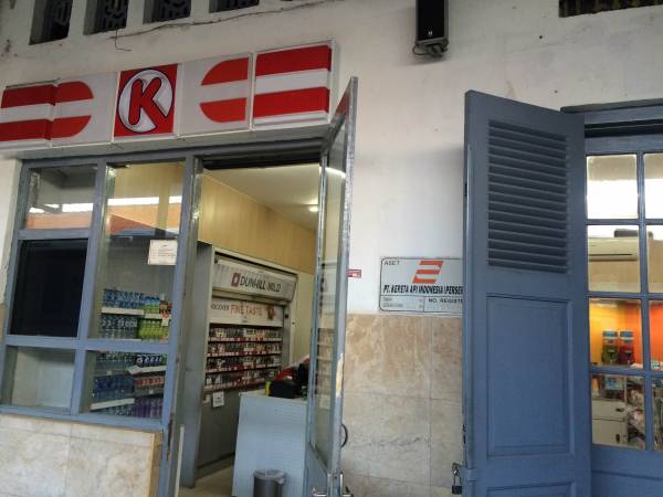 コンビニやカフェも隣接している