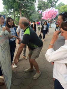 教えあう学生と外国人客