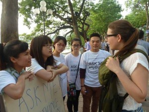 旅行者と会話をしている学生