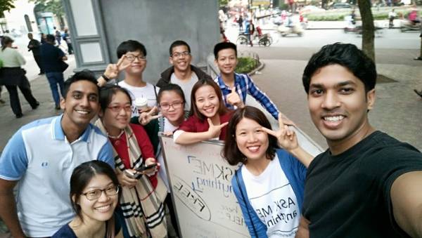 旅行者と記念撮影