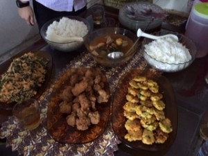 インドネシアの伝統料理(揚げ物とご飯)