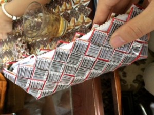 これらのポーチは捨てられたプラスチックから作られている