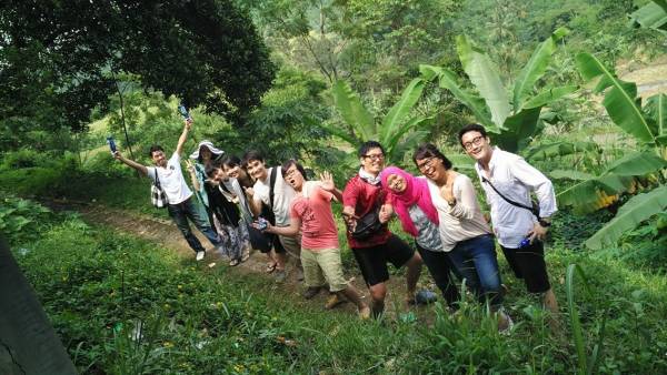 エコ活動に専念するNinaさんと記念撮影