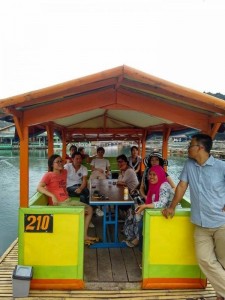 家の形をした船