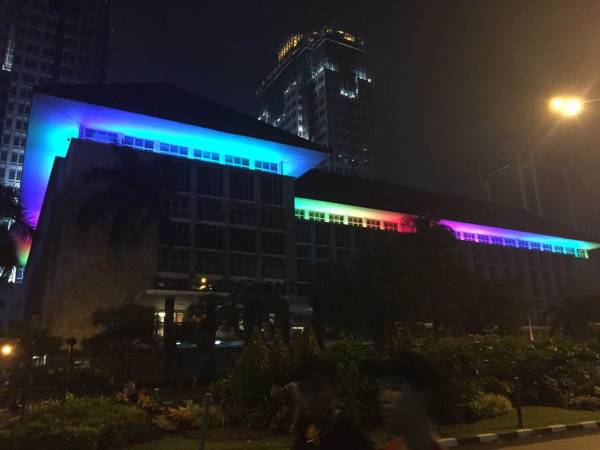 虹色の電飾がついたインドネシア銀行