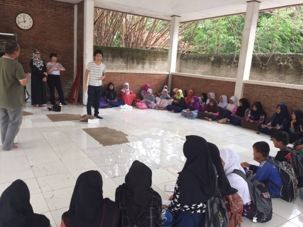 開放感のあるクラスの授業風景