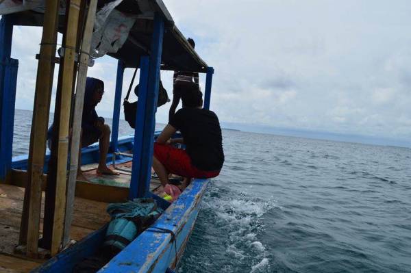 シュノーケリングスポットに船で移動中