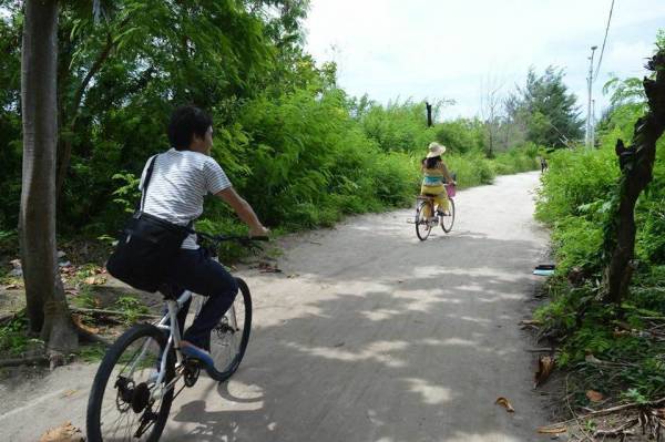 自転車に乗って島内探索