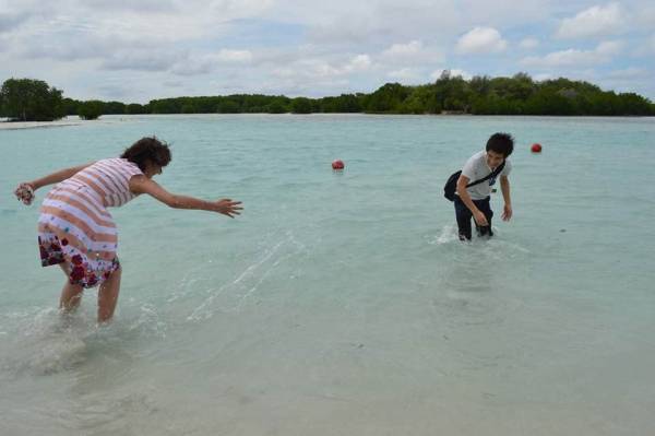 ビーチで水の掛け合い