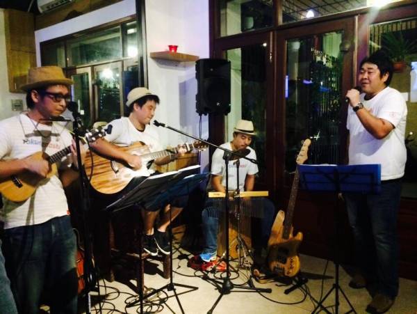 ジャパニーズ青春ポップロックバンドの演奏