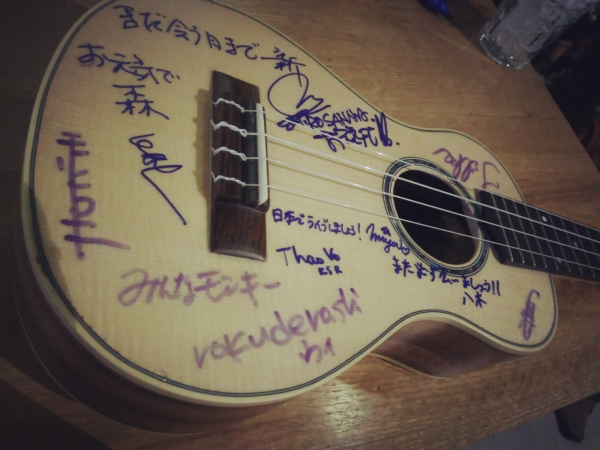 寄せ書きが書かれたウクレレをプレゼント